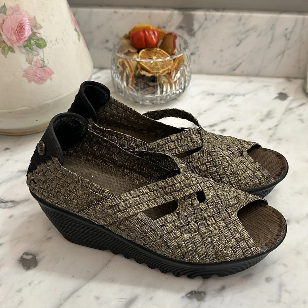Bernie Mev Platform Wedge Metallic Black/Gold Stretch Top Sz 37 worn a few times